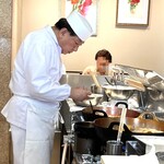 てんぷら 近藤 - ◎天ぷらを揚げる姿はオーラを放っている！