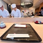 てんぷら 近藤 - ◎奥側のカウンター席からは厨房の中が良く見える。