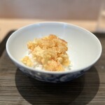 てんぷら 近藤 - ◎小柱たっぷりのかき揚げを少し食べてみる。美味い！