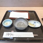 てんぷら 近藤 - ◎天然塩とレモンと大根おろしが添えられている。