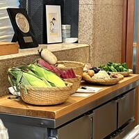 てんぷら 近藤 - ◎厨房内には、旬の季節野菜が置かれている。