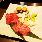 炭火焼ステーキ　天元 - 最上牛ヒレ肉（左）とロース（右）