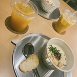 日光豆花 - 左 マンゴージュース400円税込、右 自家製ヨンジーガムロ650円税込(マンゴー・グレープフルーツ・ココナッツ・タピオカなど)