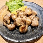 大衆酒場 どんがめ - ぼんじり。串ではなく皿で提供されます。