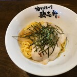 歌志軒 - ◯油そば
            まずはデフォの状態から良くかき混ぜて頂いてみた
            醤油味でクドさのない円やかな油感と出汁感
            味わいに厚みがあって
            バランスの取れてる美味しい味わい
            チャーシューは薄めだけど旨味もあって美味しい