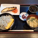 Sankai Ryouri Rakumi - サワラの西京焼きしらす丼