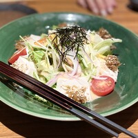 八吉 新橋店 - じゃこと豆腐のサラダ