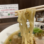 打ち立て中華そば 伊蔵八 - 麺リフト