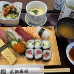 San Chiyou Zushi - ランチメニューのお寿司セット。