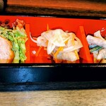 和み居酒屋 坊や - お通し　150円（チャーシュー、白身魚南蛮漬け、きのこの和え物）