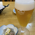 栄寿し - 生ビール(小)。今日は生しらすが付きました。