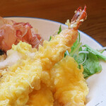 Tsukuba Soba Monogatari - 海老と鶏のアップ♪