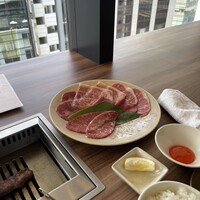 焼肉うしごろ 銀座店 - 写真撮り忘れてて、すでにタンとハラミはと幾つかは食べて姿を消してます。すんません。