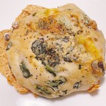 エディアールベーカリー - 小松菜とくるみ チーズのチャパタ 465円