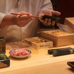 鮨 しみづ - 雲丹と本鮪すき身の海苔巻きの作成中