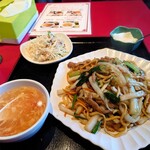 永利 - サラダとスープ、杏仁豆腐が付きます