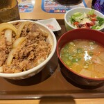 すき家 - 牛丼大盛　とん汁シーザーサラダセット940円