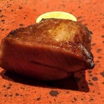 肉割烹 岡田前 - タン元の炭火焼