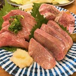 もつ焼きパラダイス富士 - 肉刺し盛り合わせ(タンハツレバー)