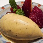 肉割烹 岡田前 - トリュフのアイスクリーム，イチゴ，サクランボ