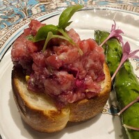 肉割烹 岡田前 - 神戸牛サーロインのタルタルステーキ，アスパラガス