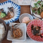 食堂 海トごはん - 鯖の味噌煮、サーモンフライをチョイス。1580円。