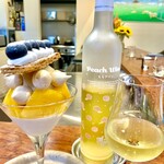 ビストロ ルリール - 信州産黄金桃のパルフェ。マスカルポーネブランマンジェ、自家製ピスタチオアイス。メレンゲクッキー、ヨーグルトクリーム、糸島産ブルーベリー。ここのデザートはスイーツ専門店の様な完成度の高さ。