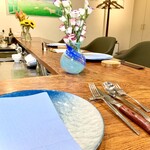 Bistro Le Rire - テーブルには毎朝糸島市場から仕入れた季節の生花が綺麗に活けてあり、華やかな雰囲気。
