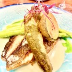 ビストロ ルリール - 玄界灘産イサキのポワレ。完璧に火入れしたイサキは新鮮で、カリふわの食感と、イサキらしい香りが口の中に溢れる。ハーブのソースも素晴らしいく、万願寺唐辛子がサクサクで美味しい。