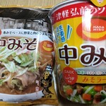 中みそ - 同じフロアでカップ麺とインスタントラーメンも購入。なかなか来れない時はこれでしのぐ。