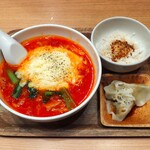 太陽のトマト麺 - 太陽のチーズラーメン（950円）と、水餃子とチビリゾのセット（380円）