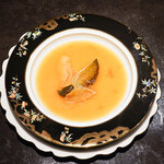 仁修樓 - 黒鮑とフカヒレ、地鶏と乳化させたスープ