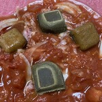 サトー商会 - 料理写真:耐熱ボウルにカットトマト缶・玉ねぎ・豚肉・にんにく・生姜、そしてカレールウを入れてレンチン！
