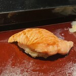 Tsukiji Otokomaezushi - サーモン炙り