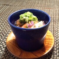 やすい - 冷やし茶わん蒸し：冷たい茶わん蒸しに 紫蘇の花、オクラみじん切り、舞茸、甘ぁ～イ無花果 がトッピングされています。 山芋のシャキシャキ感と柚子の風味が嬉しいですネ！