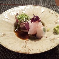 やすい - お造り： 芽紫蘇が飾られた 豊浜のメイチダイがメチャ美味しいです。 ヤイトガツオは蕩ける美味しさですネ！ 芽葱がトッピングされています。