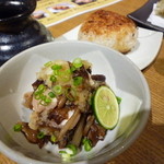 kaisendokorokitanoajioosuke - 地鶏とボリボリ茸のおろし和え 580円　奥に焼きおに