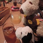 bistro D - 店内はカウンター席のみで8席くらい？かな。すでにお客さんでにぎわっていて、ボキらはぎりぎり座れたよ～