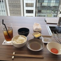 焼肉うしごろ 銀座店 - 焼き網が微妙に写ってますかね。正面はタレとレモンとすき焼き用の卵黄です。この卵が卵かけご飯に最高です。ちなみにご飯とわかめスープはおかわり自由。
