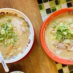天下一品 - 左:ラーメンライス ラーメン(並)
右:こってりMAX 大