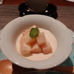 私房菜 きた川 - 桃を乗せた杏仁豆腐
