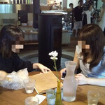 北の住まい設計社 カフェ - 2017.08.06訪問時の妻（左）と妻のトモダチ（右）