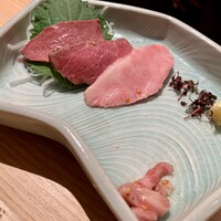 最飛び飛騨牛 しゃぶすき家 馬喰一代 名古屋WEST - 飛騨牛刺身風盛り（霜降り、タタキ、ハツ、塩ユッケ）