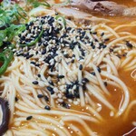 麺屋 のすけ - 赤800円税込を辛さ2辛の細麺に卓上の胡麻等々