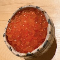 すが弥 - 鮪の太巻きを仕込んでいる合間の新イクラご飯