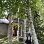 北の住まい設計社 カフェ - 森の中を抜けてカフェへ