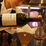 ステーキハウス バロン - 2013.09赤ワインへ。大将の娘さん、とても美しいです。