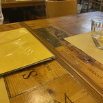 ピッツェリア パーレンテッシ - テーブルに彫り込まれた模様が素敵。