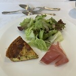 レストラン ルミエール - 前菜　キッシュと生ハムのサラダ