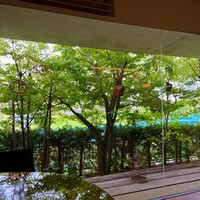 ル ジャルダン グルマン - 緑が一面に広がるガラス張りの光景